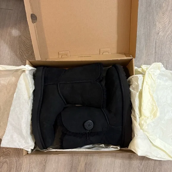 Authentic UGG Bailey Button ll Black Suede Fur Boots - Picture 6 of 7